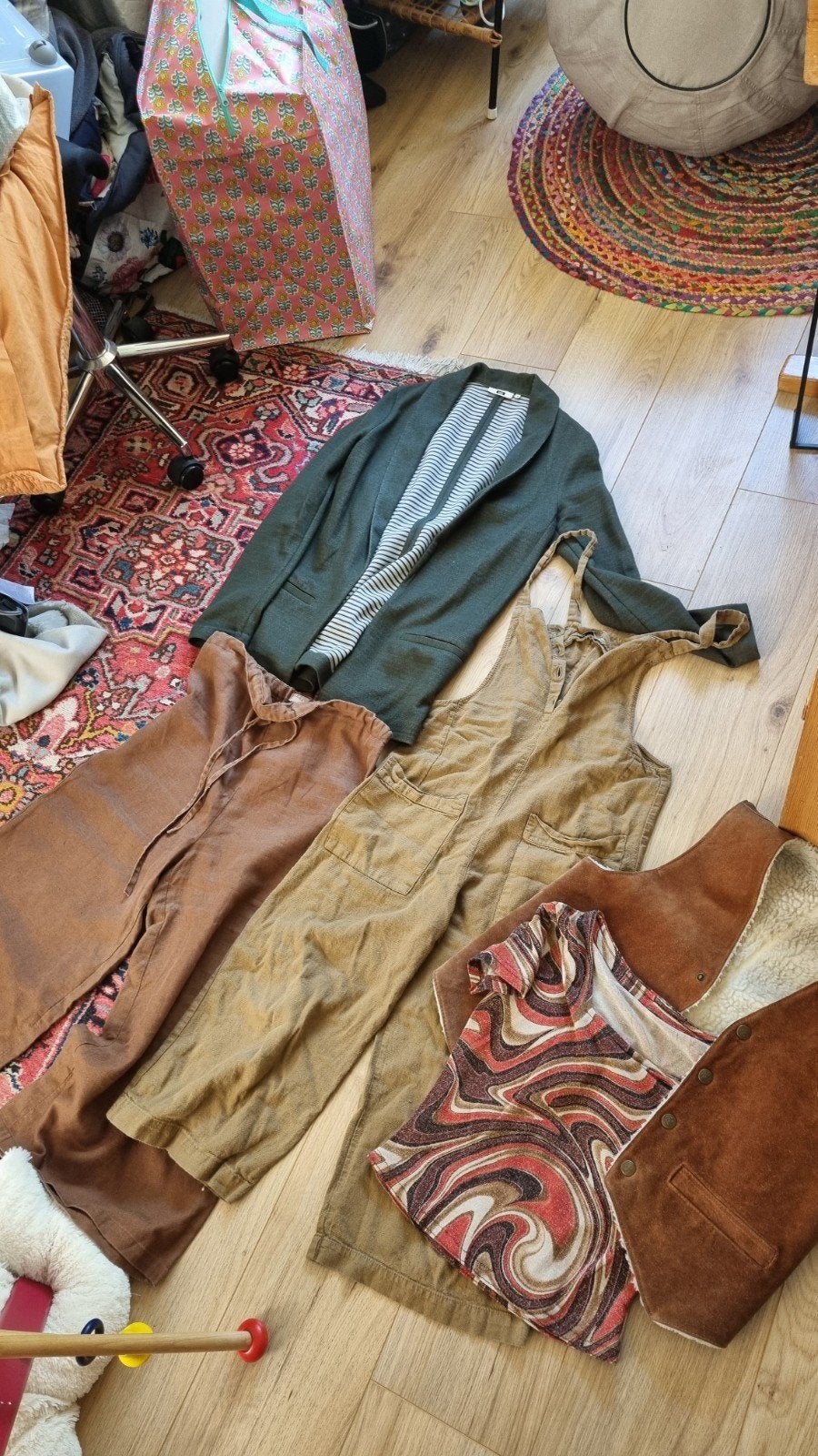 Diverse kledingstukken: jasje, tuinbroek, broek, top, vest, Verzenden