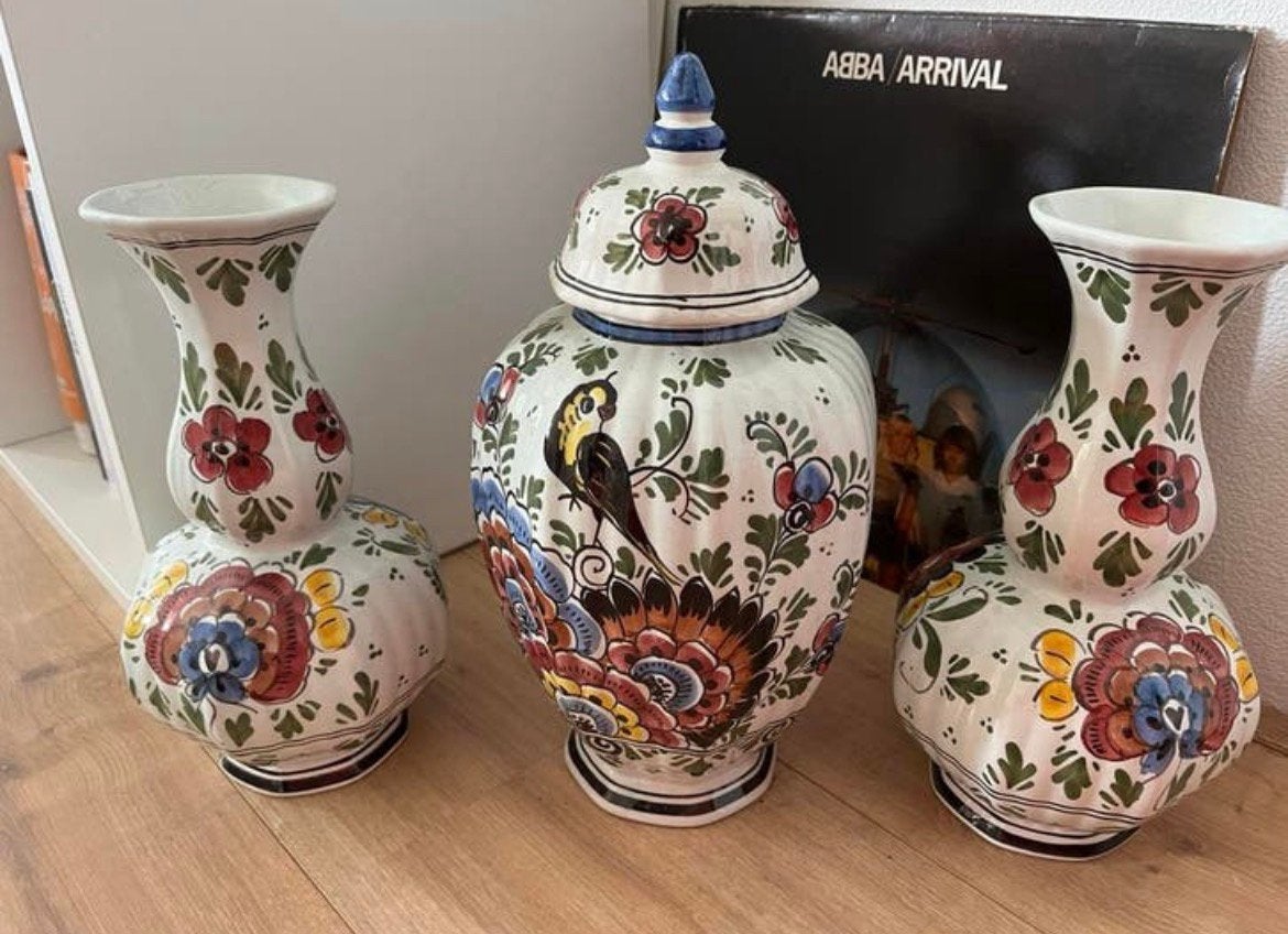 Driedelig kaststel Delfts polychroom, Ophalen