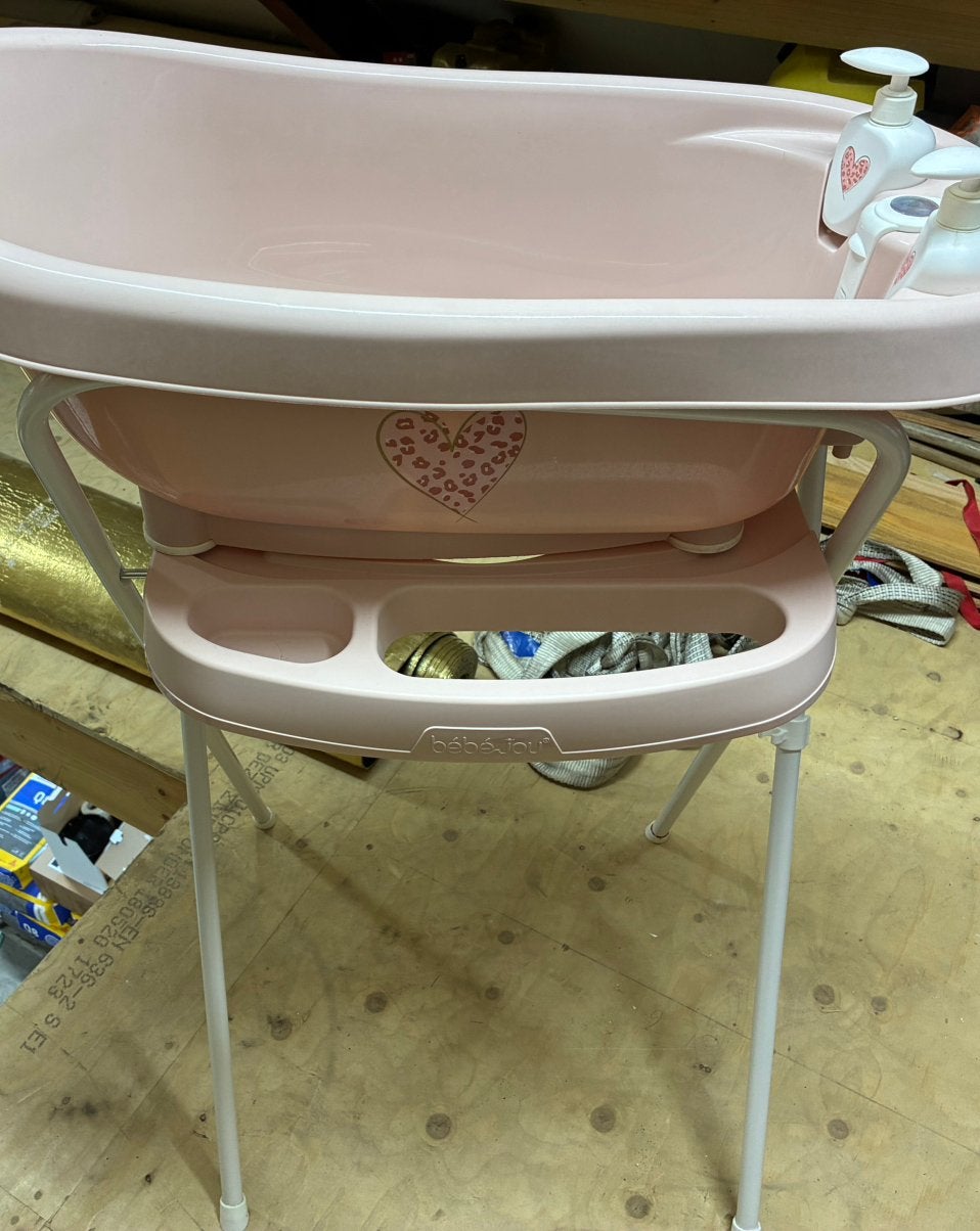 Roze babybadje op standaard Bébéjou als nieuw, Kinderen en Baby's, Badjes en Verzorging, Ophalen, Zo goed als nieuw, Badje, Bébé-jou