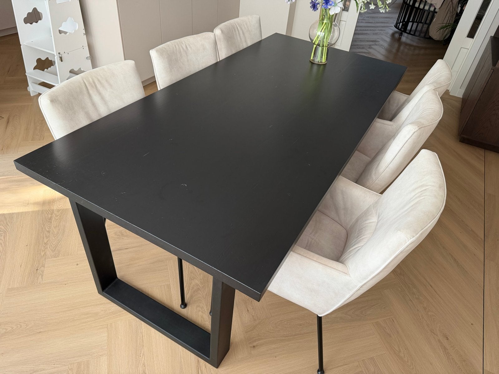 Zwarte eettafel met metalen onderstel, Gebruikt, 200 cm of meer, Vijf personen of meer, Rechthoekig