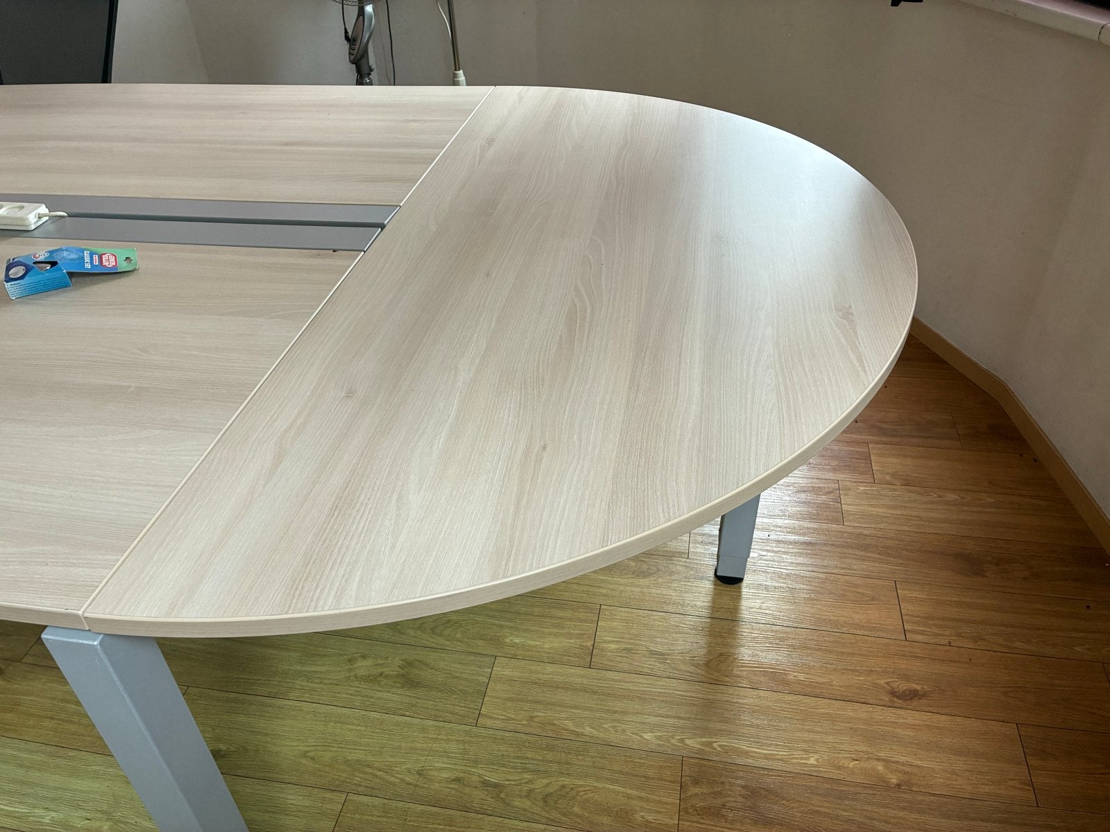 Grote ovale vergadertafel met kabelmanagement, Gebruikt, 200 cm of meer, Ophalen of Verzenden, Vijf personen of meer
