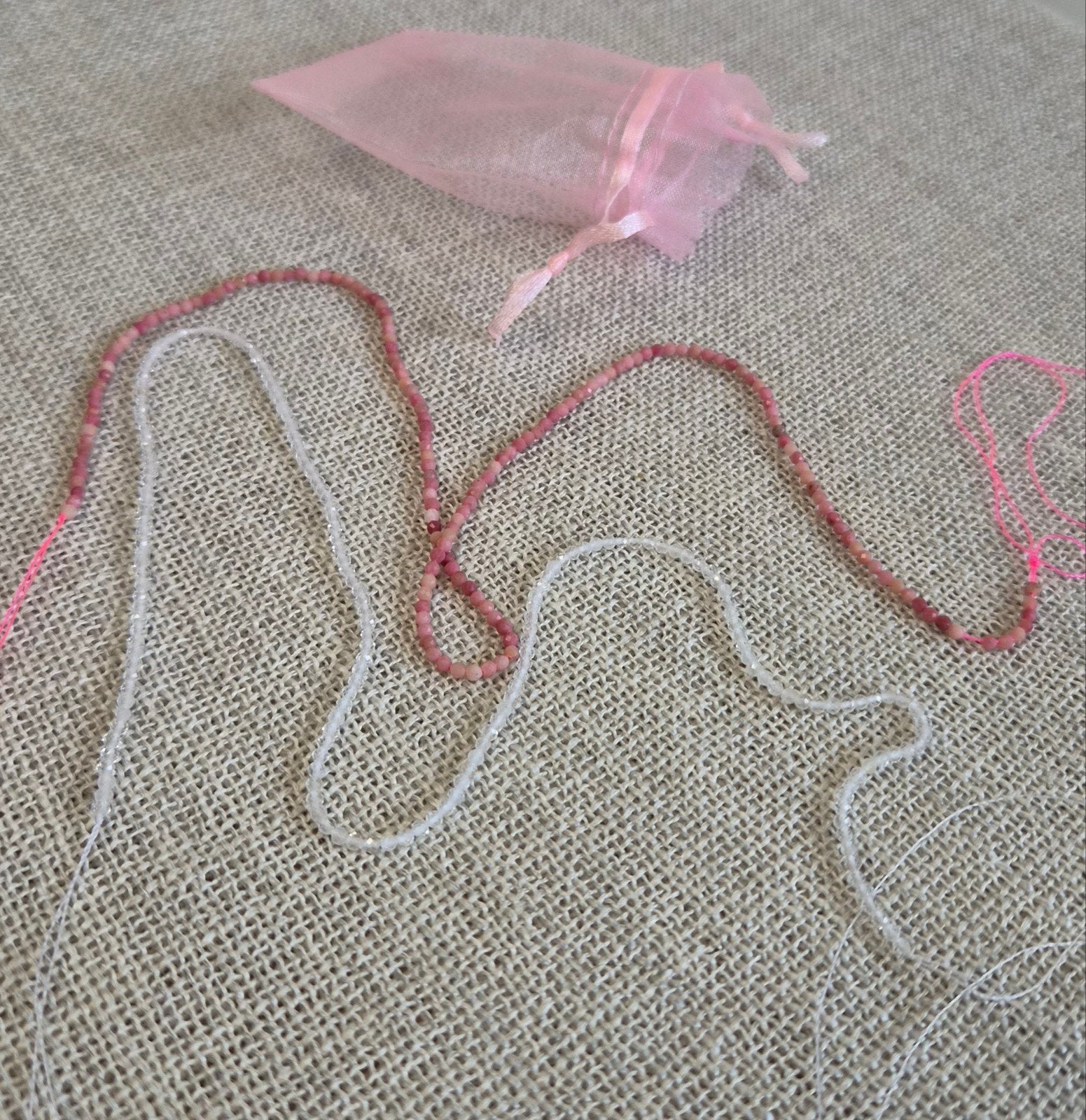2 strengen facet  kraaltjes: Bergkristal & Roze Opaal, Ophalen of Verzenden