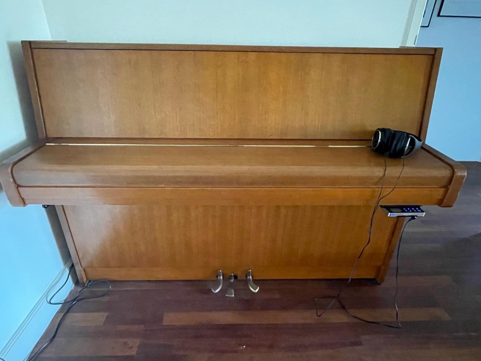 Piano merk Yamaha met ingebouwd silentsysteem en koptelefoon, Muziek en Instrumenten, Ophalen, Gebruikt, Bruin, Digitaal