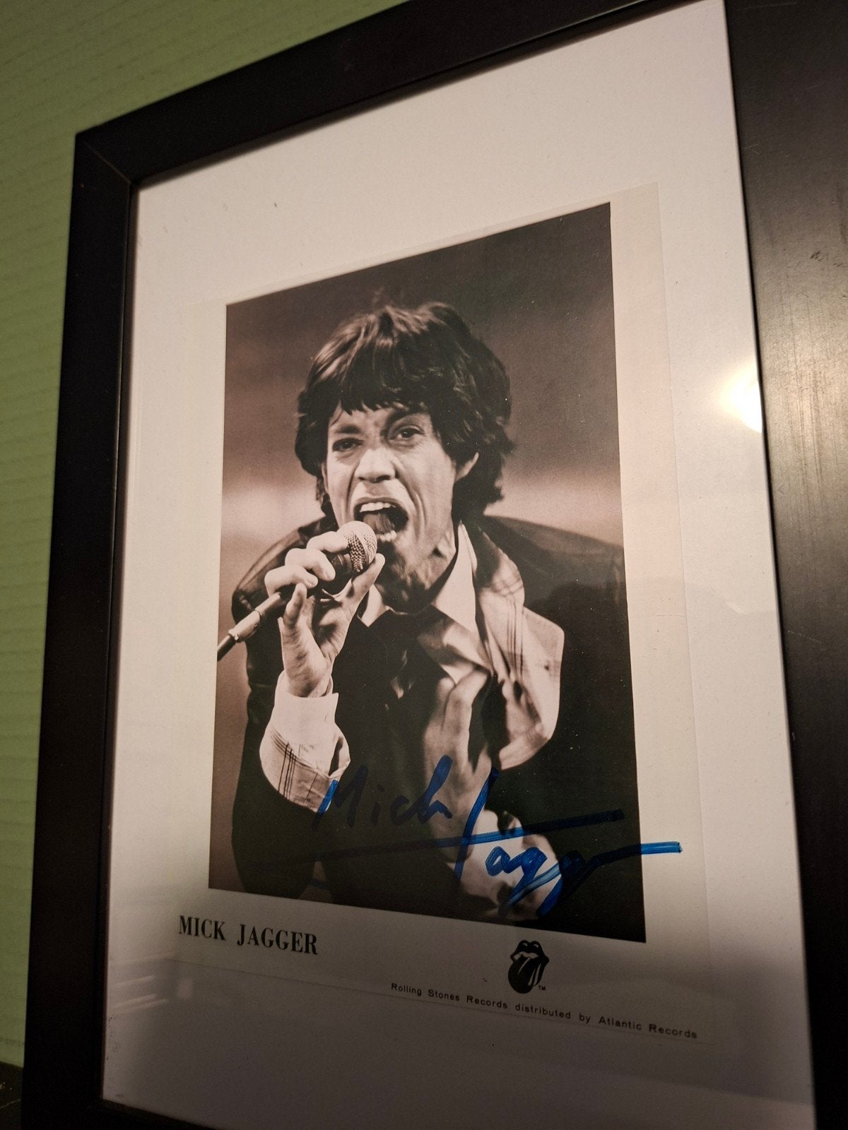 Handtekening Mick Jagger - Gesigneerd Ingelijst, Ophalen of Verzenden, Foto, Fotografie, Gesigneerd