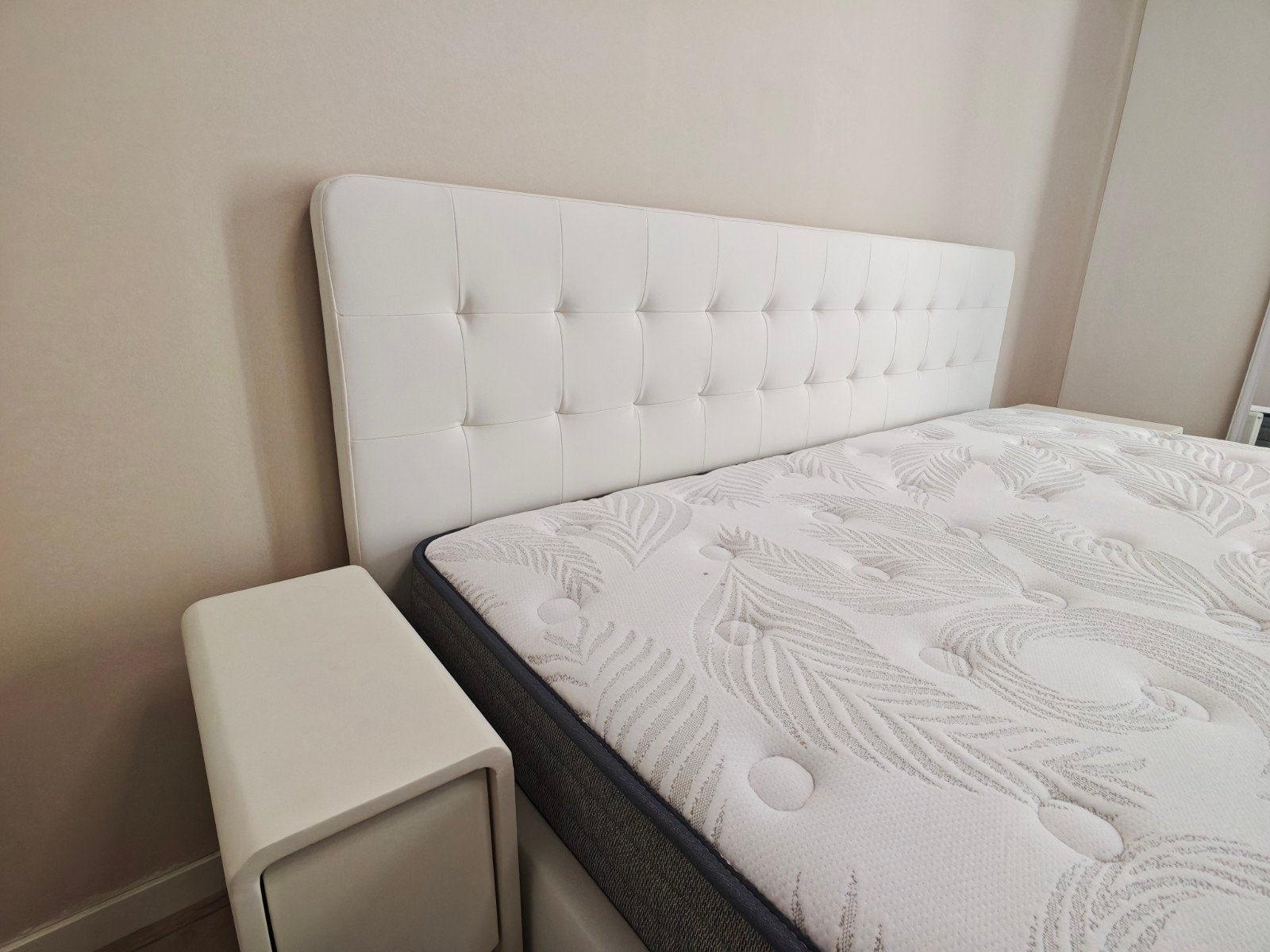Foto 4 van Bed met matras, topper en nachtkastjes 180x200cm