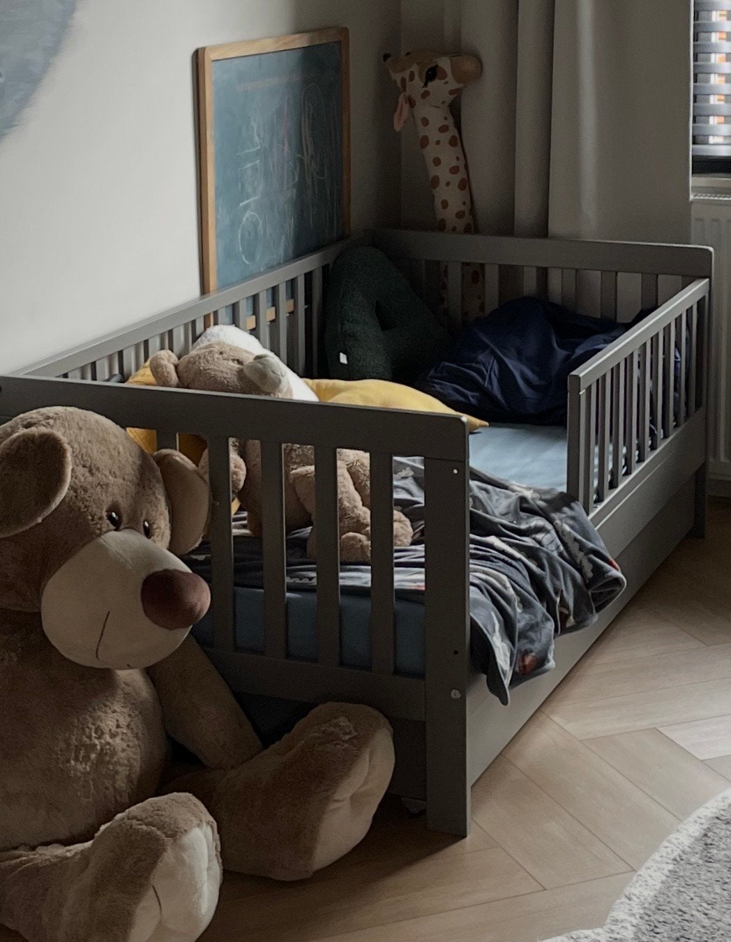 Peuterbed grijs 140x70, Kinderen en Baby's, Kinderkamer | Bedden, Gebruikt, 70 tot 85 cm, 140 tot 160 cm, Ophalen