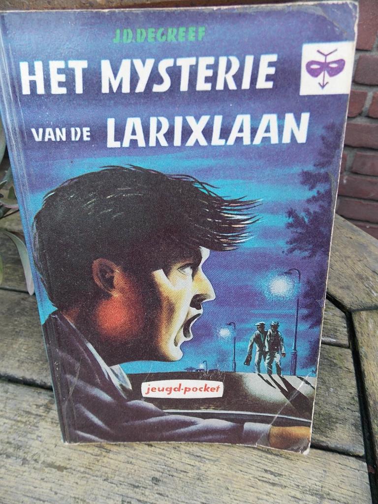 Het mysterie van de larixlaan - boek, Ophalen of Verzenden, Gelezen