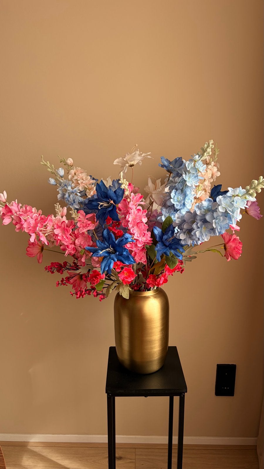 Gouden vaas met groot luxe boeket kunstbloemen, Inclusief decoratie, Ophalen of Verzenden, Zo goed als nieuw, Metaal