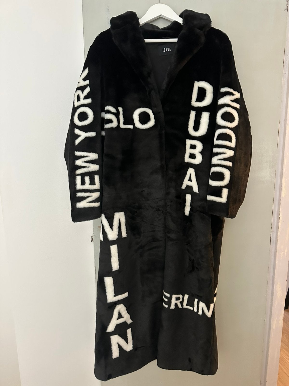 Ibana winterjas (zwart/wit) met wereldsteden L/XL, Kleding | Dames, Ophalen of Verzenden, Nieuw, Maat 42/44 (L)
