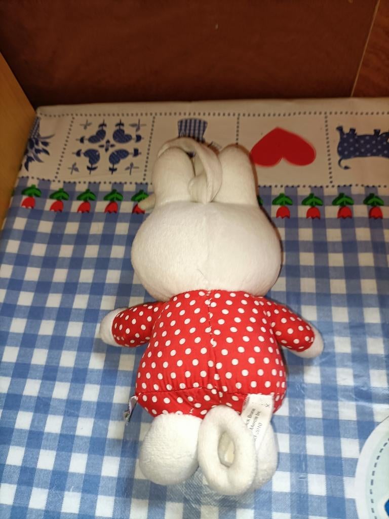 Nijntje knuffel rood met witte stippen met liedje, Ophalen of Verzenden, Zo goed als nieuw, Konijn