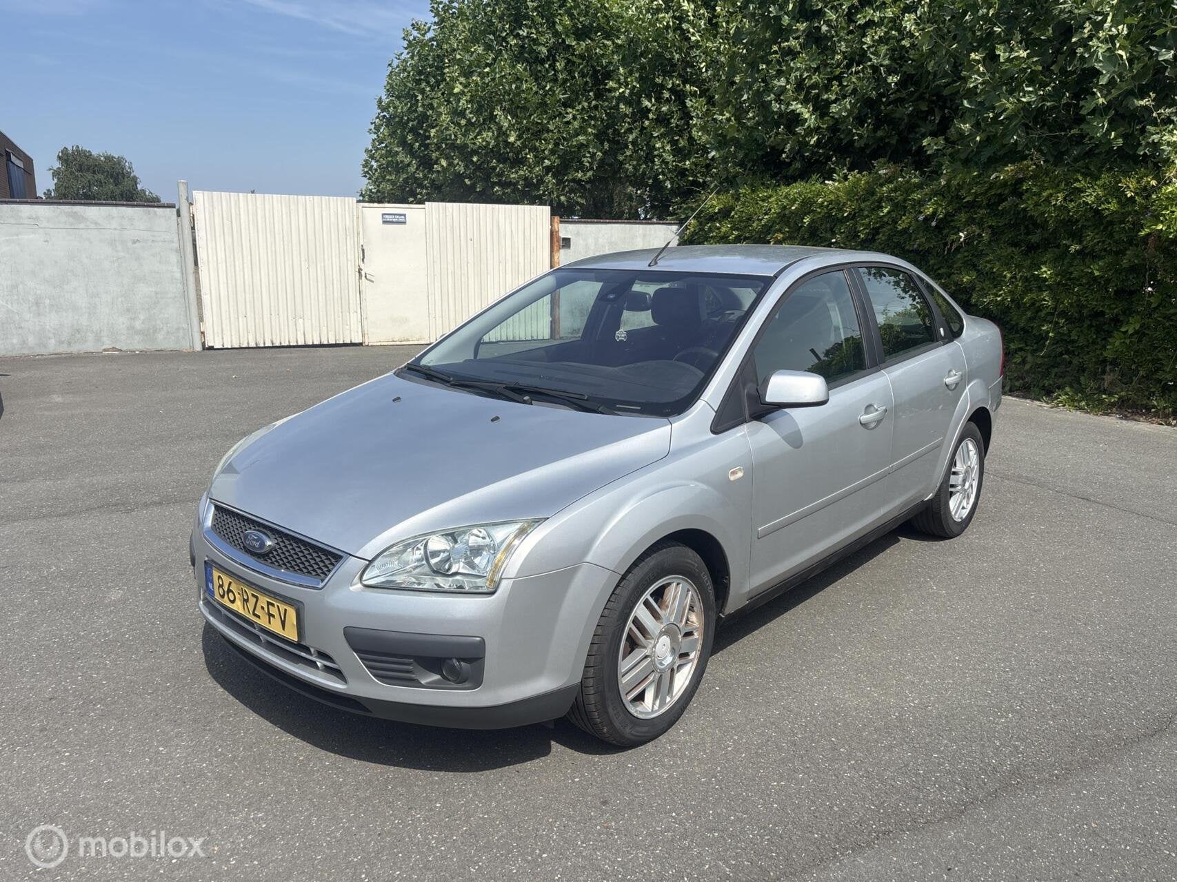 Ford Focus 1.6-16V Ghia sedan automaat 2005, Auto's, Ford, 1596 cc, 101 pk, Gebruikt, 4 cilinders