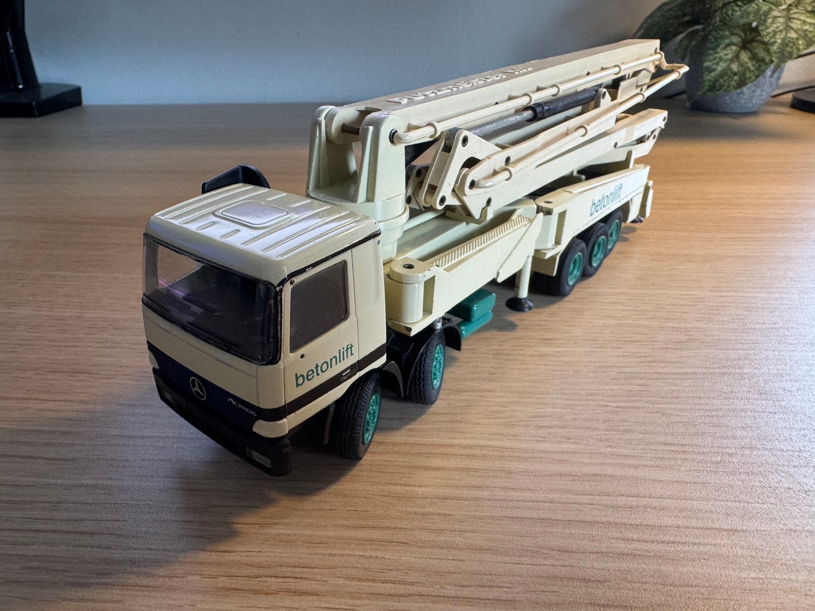 Mercedes Benz Putzmeister M52 betonlift Conrad, Ophalen of Verzenden, Gebruikt, Bus of Vrachtwagen, Conrad