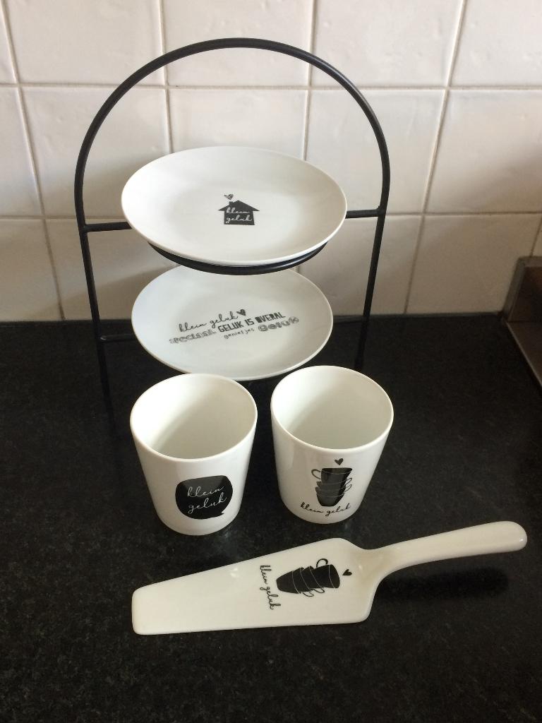 etagere setje met 2 mokken en taart schep Klein geluk, Huis en Inrichting, Woonaccessoires | Etagères, Ophalen of Verzenden, Zo goed als nieuw