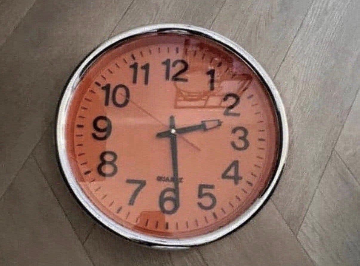 Vintage oranje wandklok, Wandklok, Analoog, Ophalen of Verzenden, Zo goed als nieuw