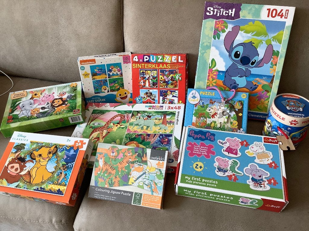 10 Kinder  Puzzels als nieuw, oa Stitch, sinterklaas, Peppa, Ophalen of Verzenden, Meer dan 50 stukjes, Zo goed als nieuw