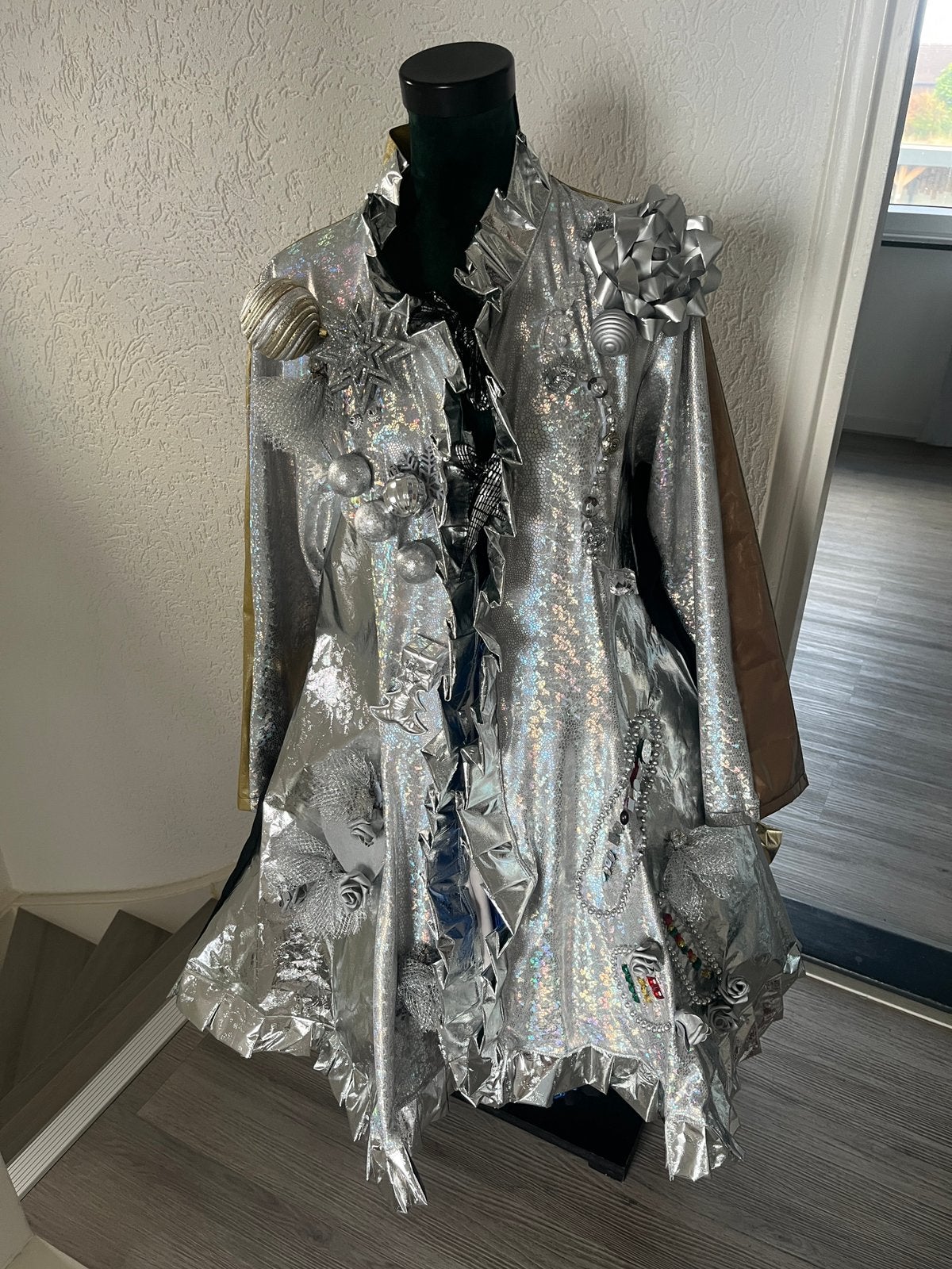 Unieke Carnavalsjas maat L stugger materiaal goed/zilver, Carnaval, Maat 42/44 (L), Ophalen of Verzenden, Zo goed als nieuw