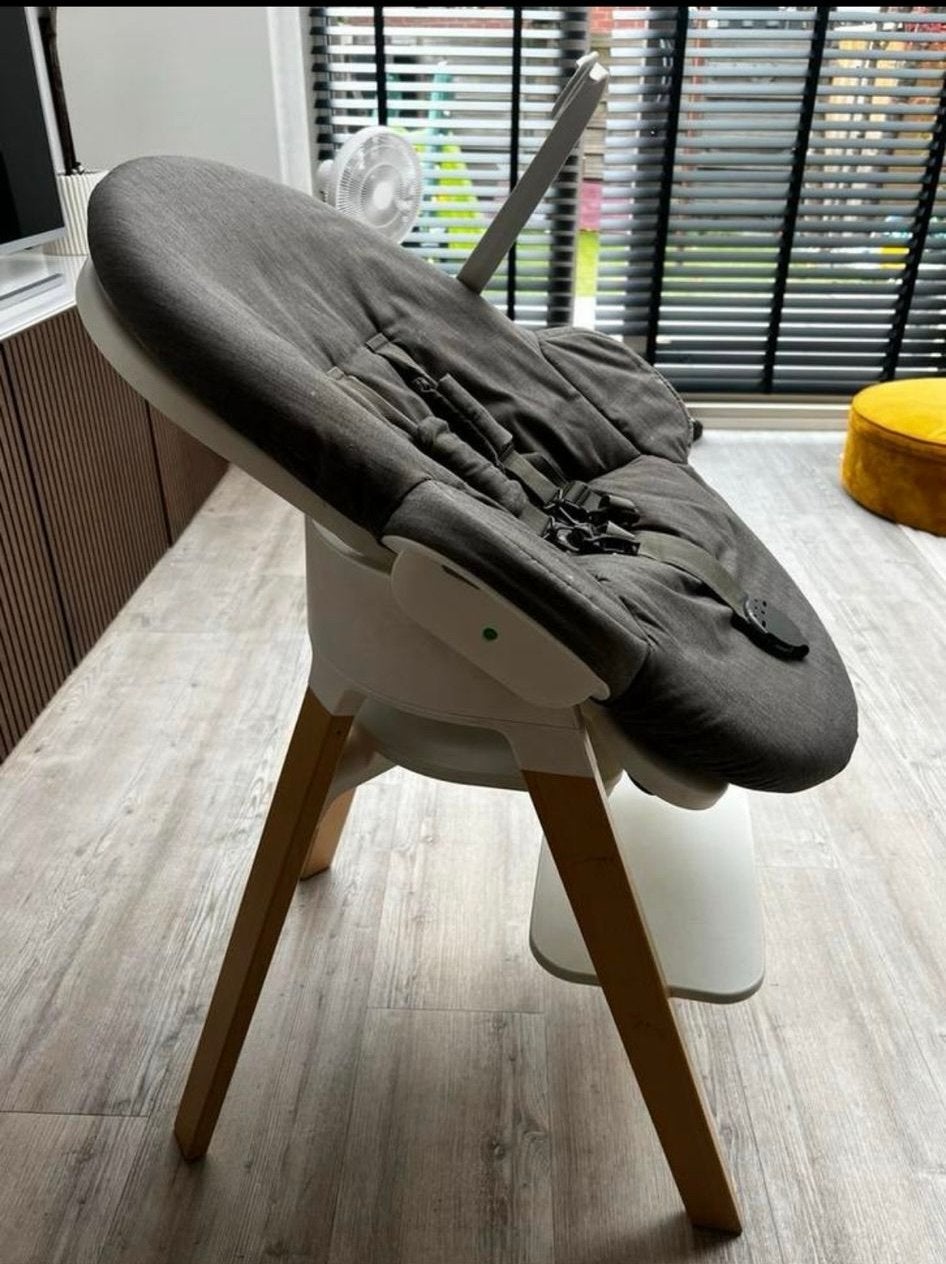 Stokke Steps kinderstoel met bouncer en babyset, Ophalen, Zo goed als nieuw, Meegroeistoel, Gordel(s)