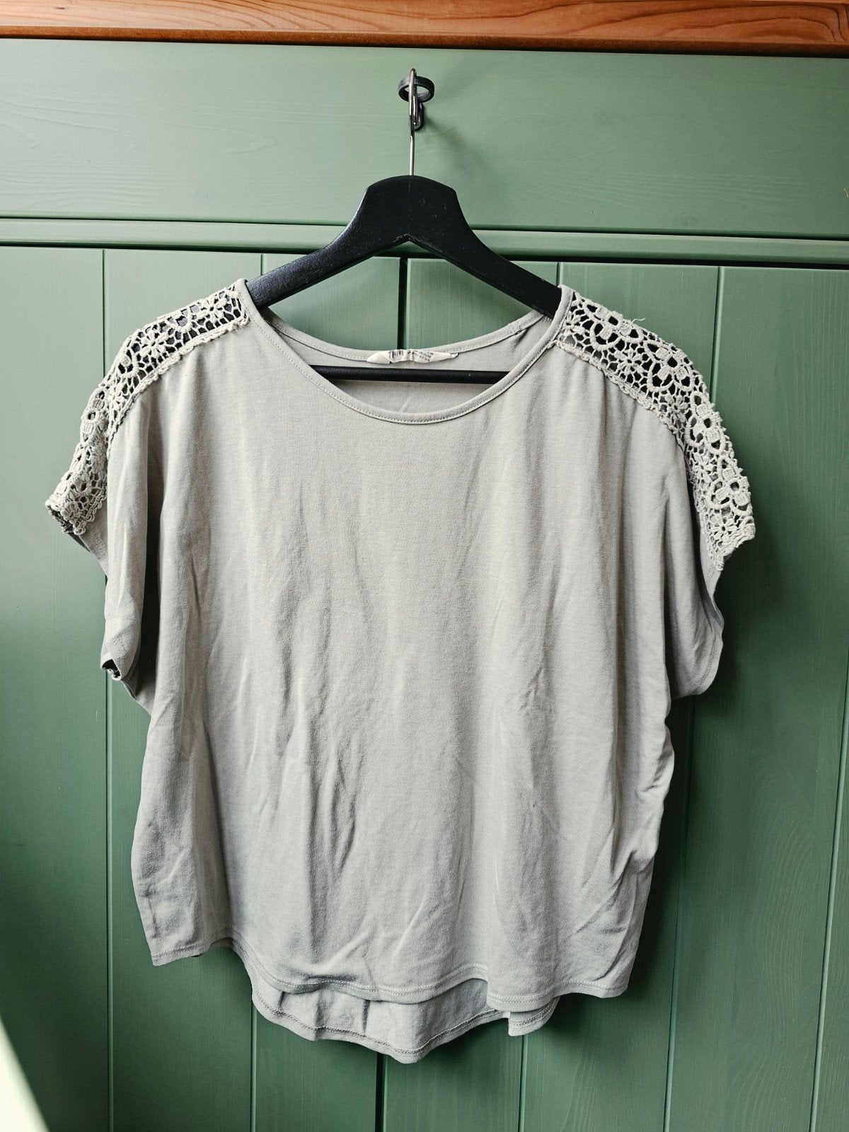 H&M mintgroen shirt met kanten schouders - Maat 158/164, Meisje, H&M, Ophalen of Verzenden, Zo goed als nieuw