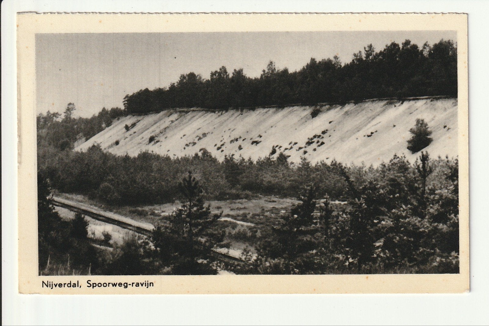 NIJVERDAL SPOORWEG RAVIJN AFGRAVING SPOORLIJN ZWOLLE WIERDEN, Verzamelen, Ansichtkaarten | Nederland, Ophalen of Verzenden, 1960 tot 1980