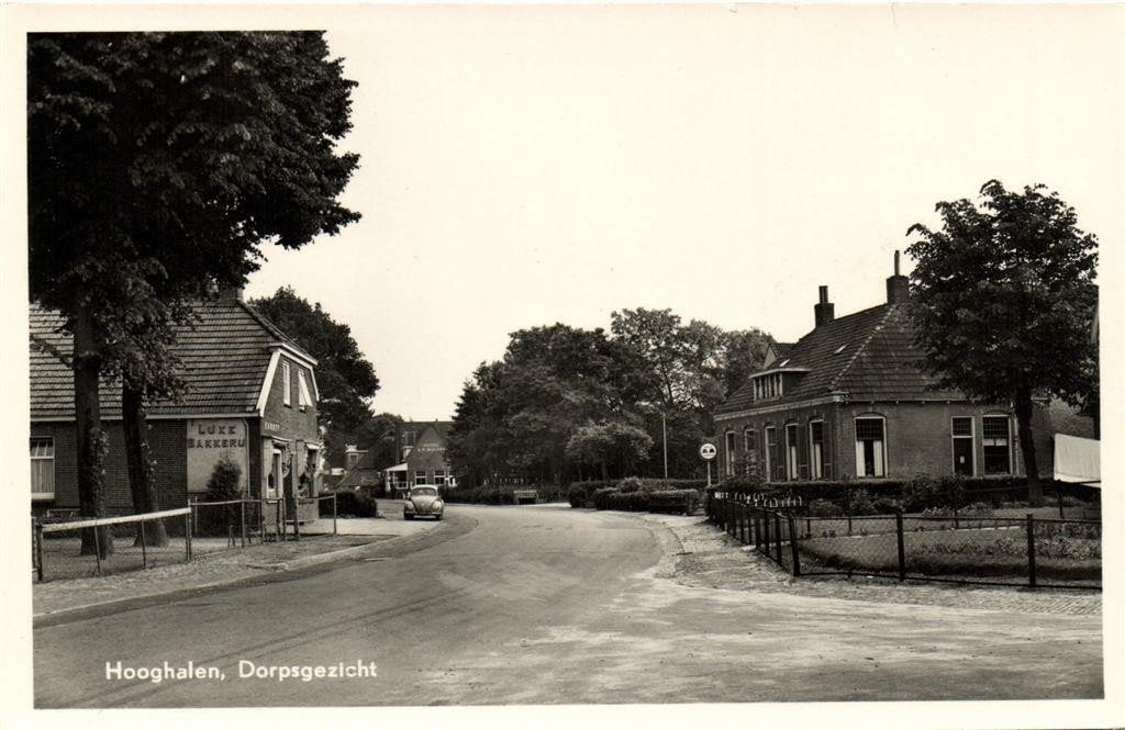 Hooghalen, Dorpsgezicht - VW-kever - ongelopen, Ophalen of Verzenden, 1940 tot 1960, Ongelopen, Drenthe