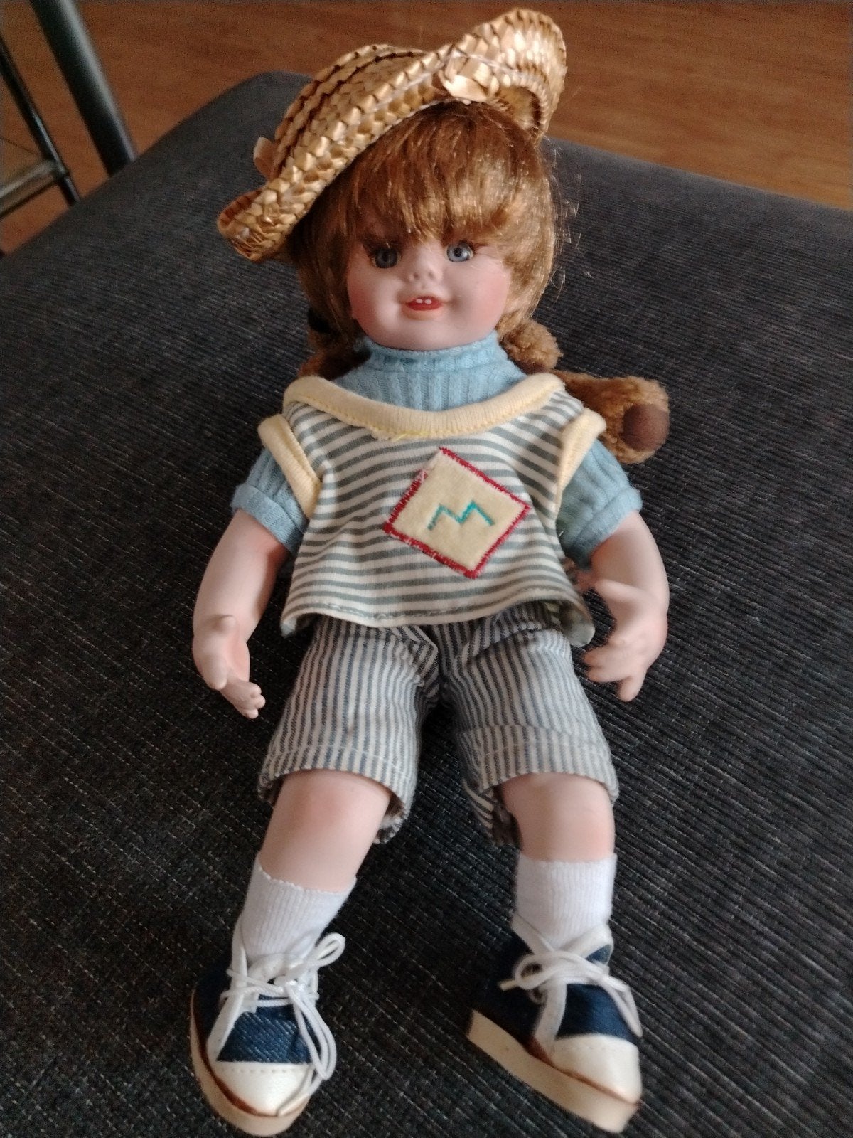 Portselijn pop met beer op rug, Verzamelen, Poppen, Ophalen of Verzenden, Pop