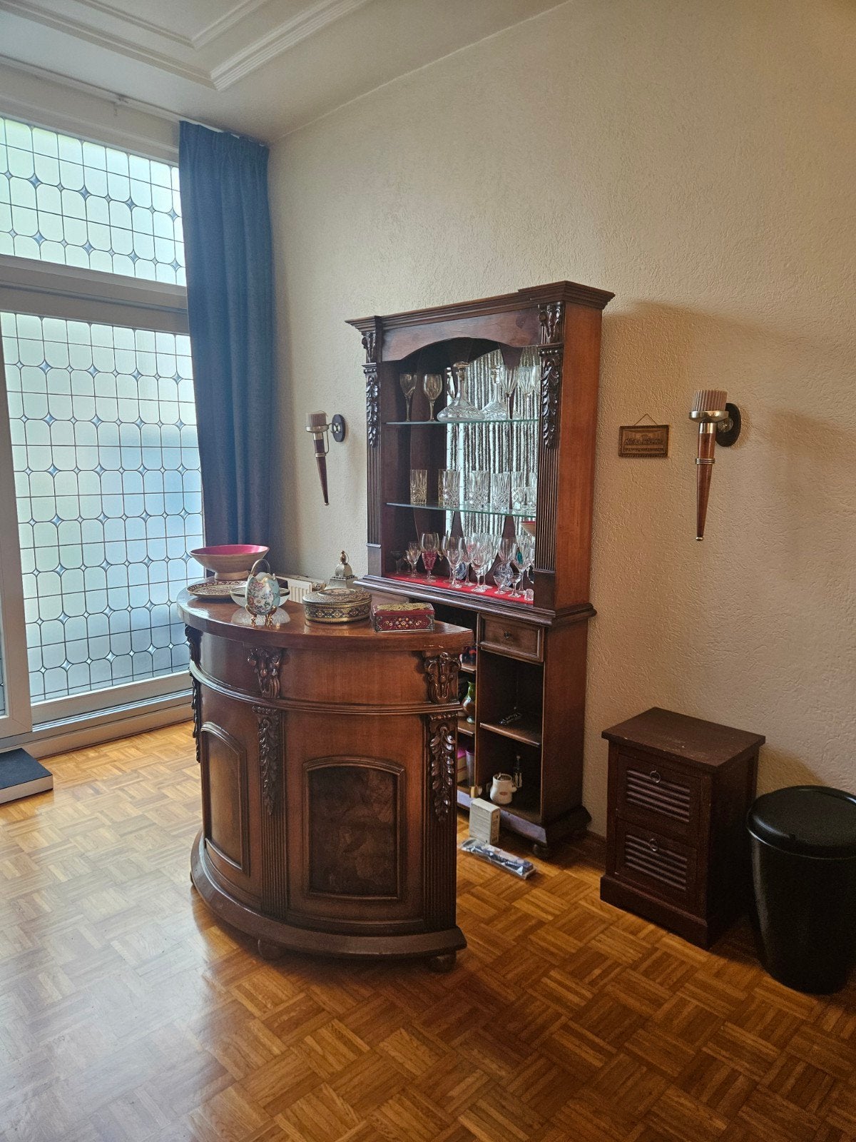 Prachtige notenhouten bar met vitrinekast, Ophalen
