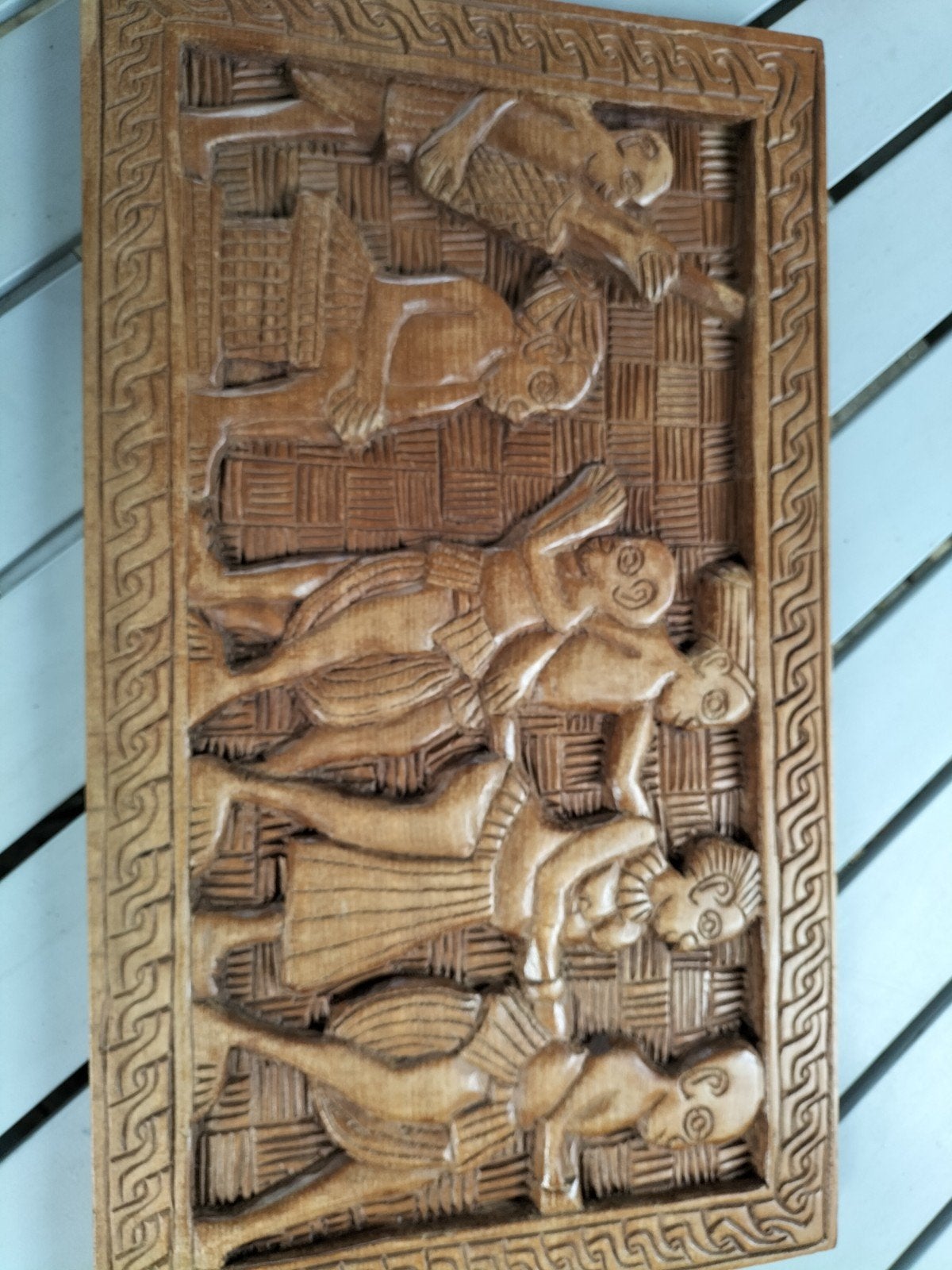 Houten wanddecoratie met Afrikaanse taferelen - 50x25 cm, Antiek en Kunst, Groep mensen, Ophalen of Verzenden, Handgemaakt, Wanddecoratie