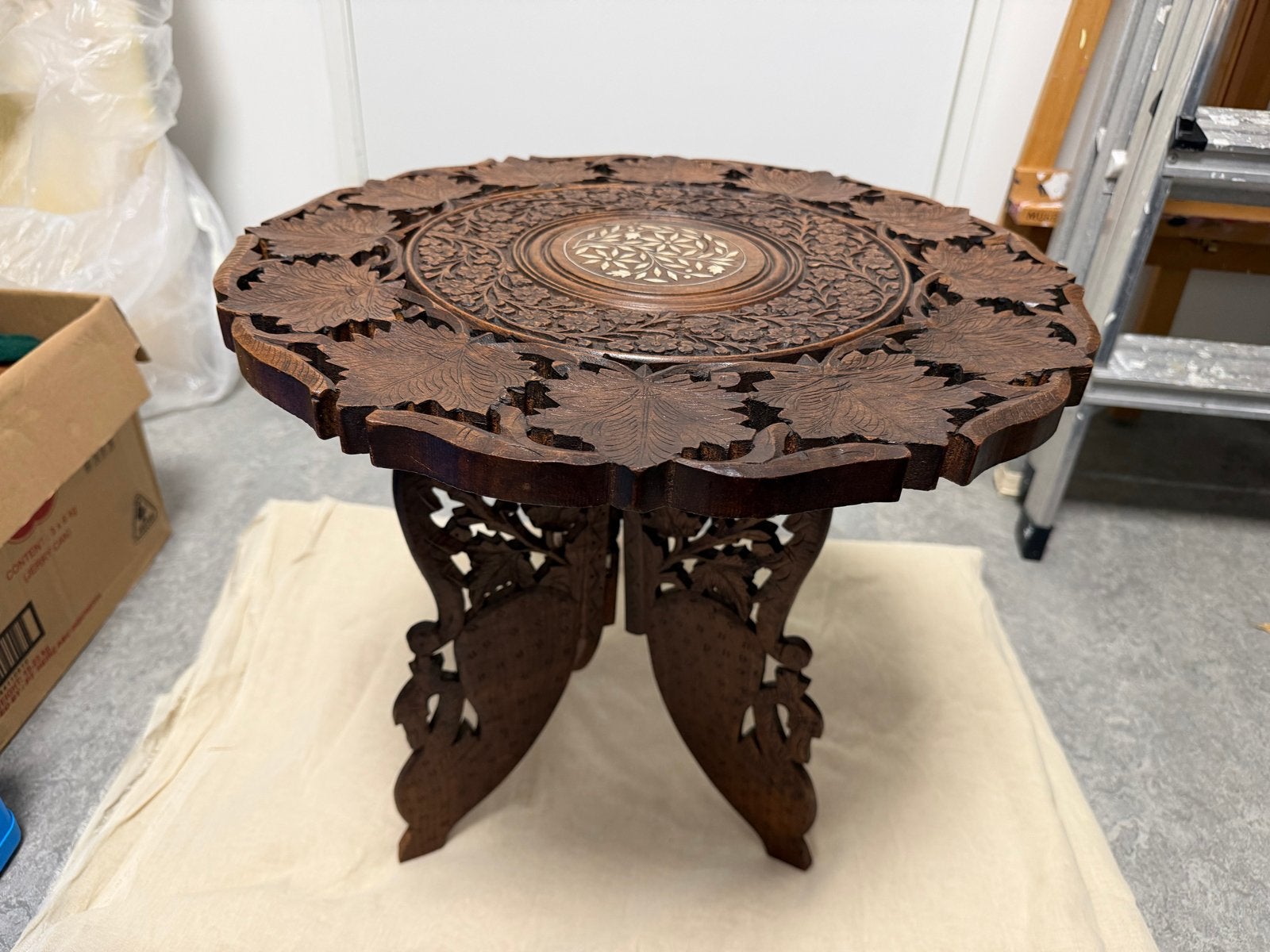 Handgesneden Indonesische bijzettafel, Antiek en Kunst, Ophalen of Verzenden