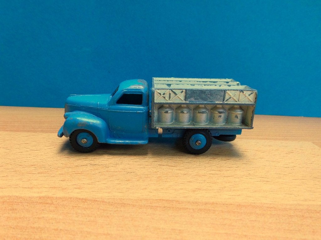 DinkyToys FRANKRIJK # 25 o Studebaker melkwagen NESTLÉ, Ophalen of Verzenden, Gebruikt, Bus of Vrachtwagen, Dinky Toys