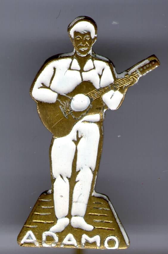 ADAMO staand wit op koper zanger speldje ( R_009a ), Verzamelen, Verzenden, Zo goed als nieuw, Figuurtje, Speldje of Pin