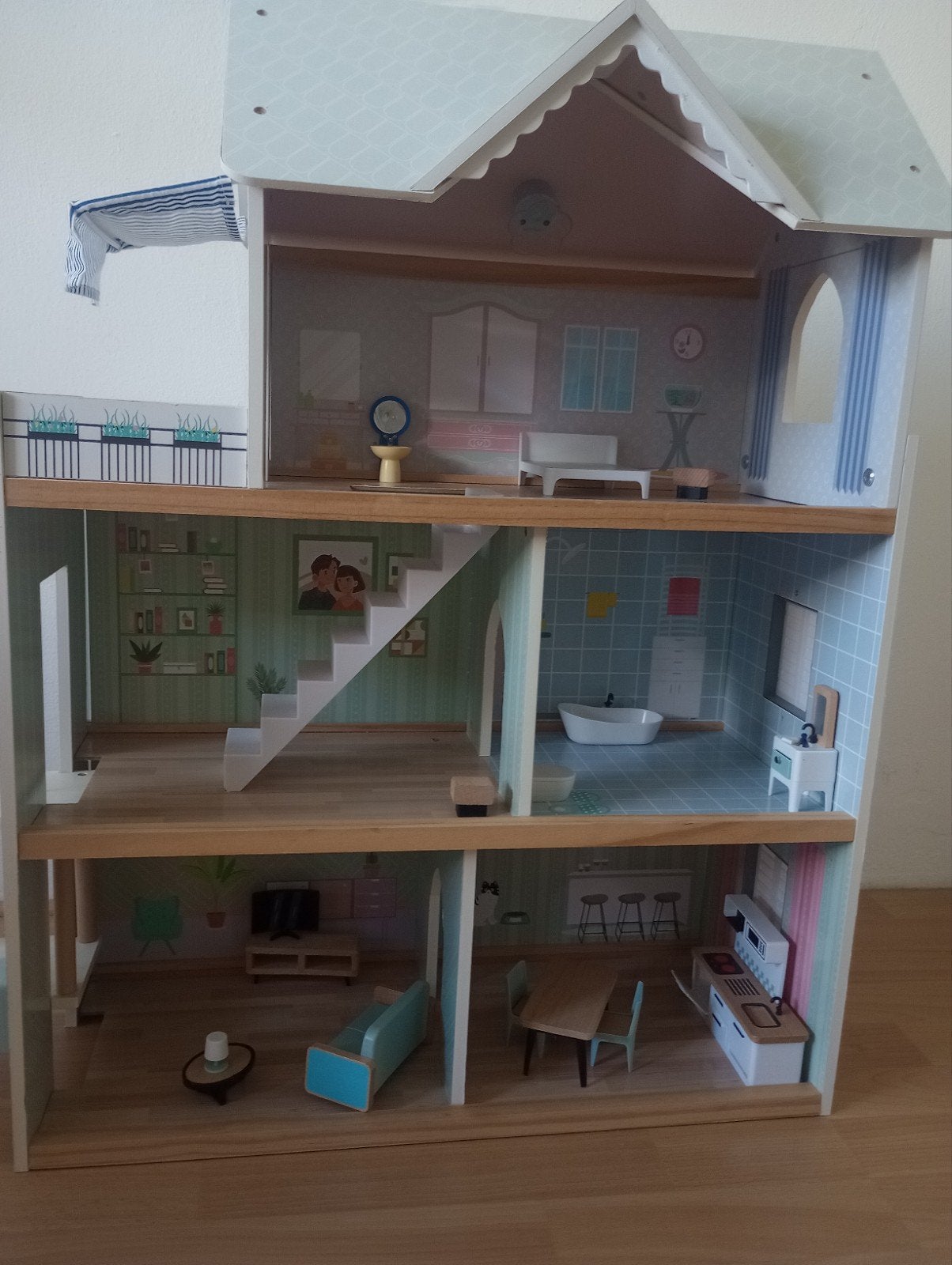 Groot houten poppenhuis met meubels, Verzamelen, Poppenhuizen en Toebehoren, Ophalen, Zo goed als nieuw, Poppenhuis