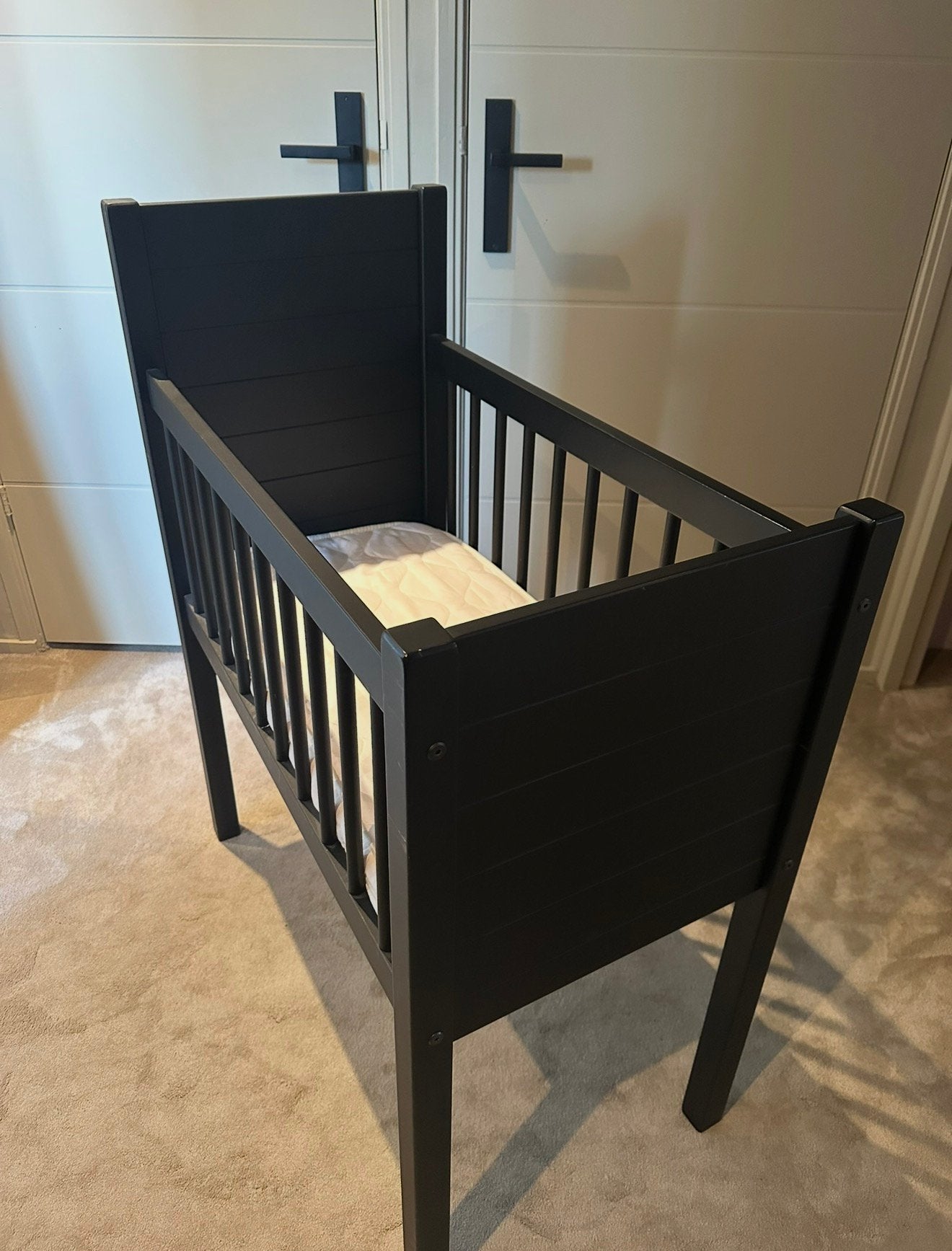 Zwart baby wiegje, Kinderen en Baby's, Babywiegjes en Ledikanten, Ophalen, Zo goed als nieuw, Wieg