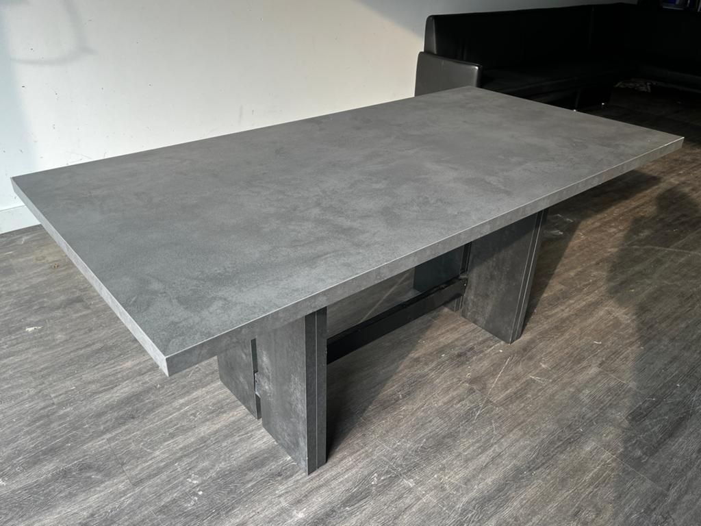 Eettafel met betonlook blad - Donker grijs houten onderstel, Huis en Inrichting, Tafels | Eettafels, Ophalen, Gebruikt, 50 tot 100 cm
