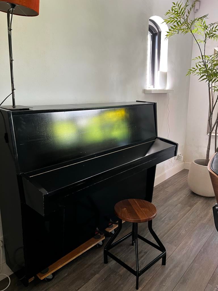 Piano - zwart - Alexander Herrmann, Muziek en Instrumenten, Piano's, Zo goed als nieuw, Piano, Zwart, Hoogglans, Ophalen