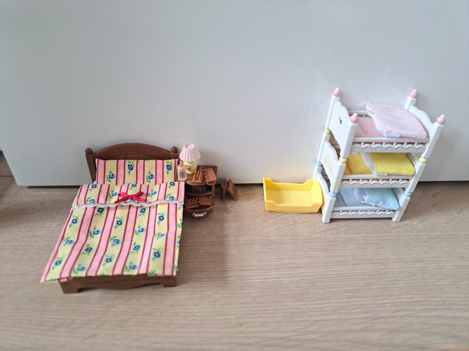 Sylvanian master bedroom set en drieling stapelbed, Ophalen, Zo goed als nieuw, Poppenhuis