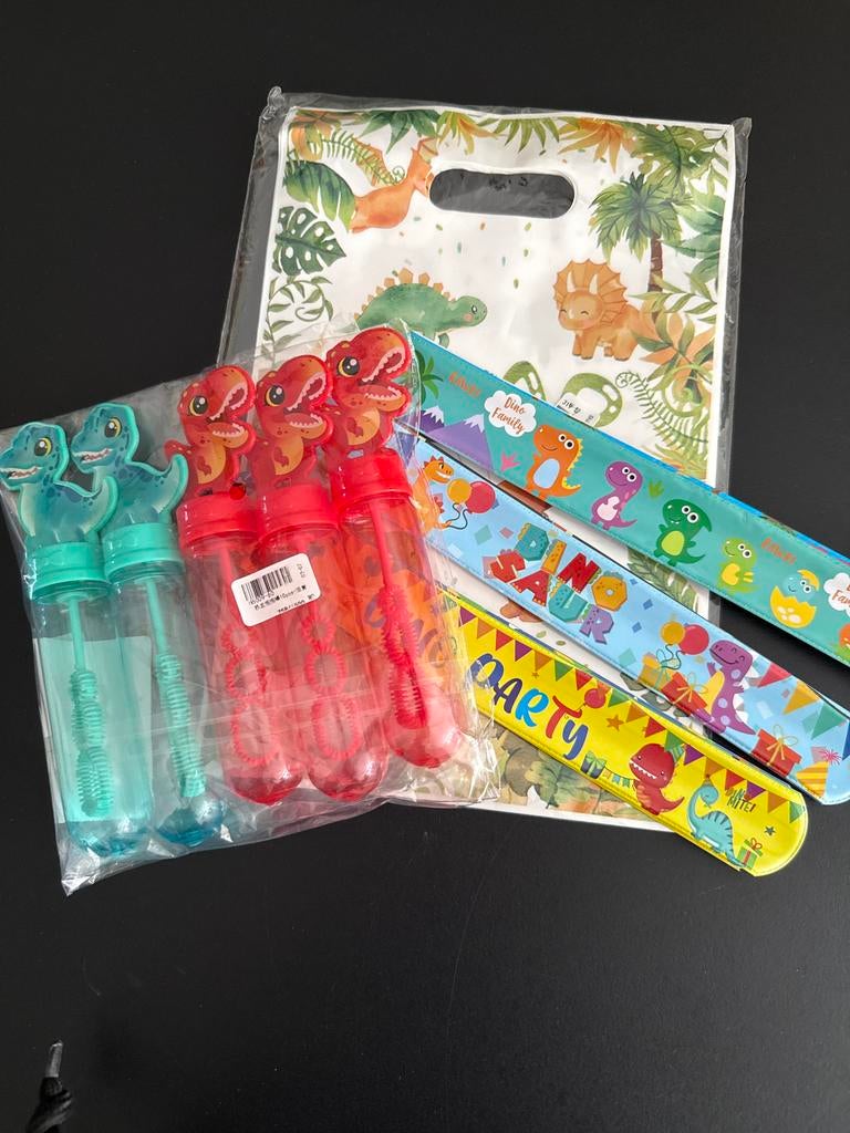 Dino Traktatie Uitdeelzakjes met Bellenblaas en Armbandjes, Hobby en Vrije tijd, Feestartikelen, Ophalen of Verzenden, Nieuw, Feestartikel