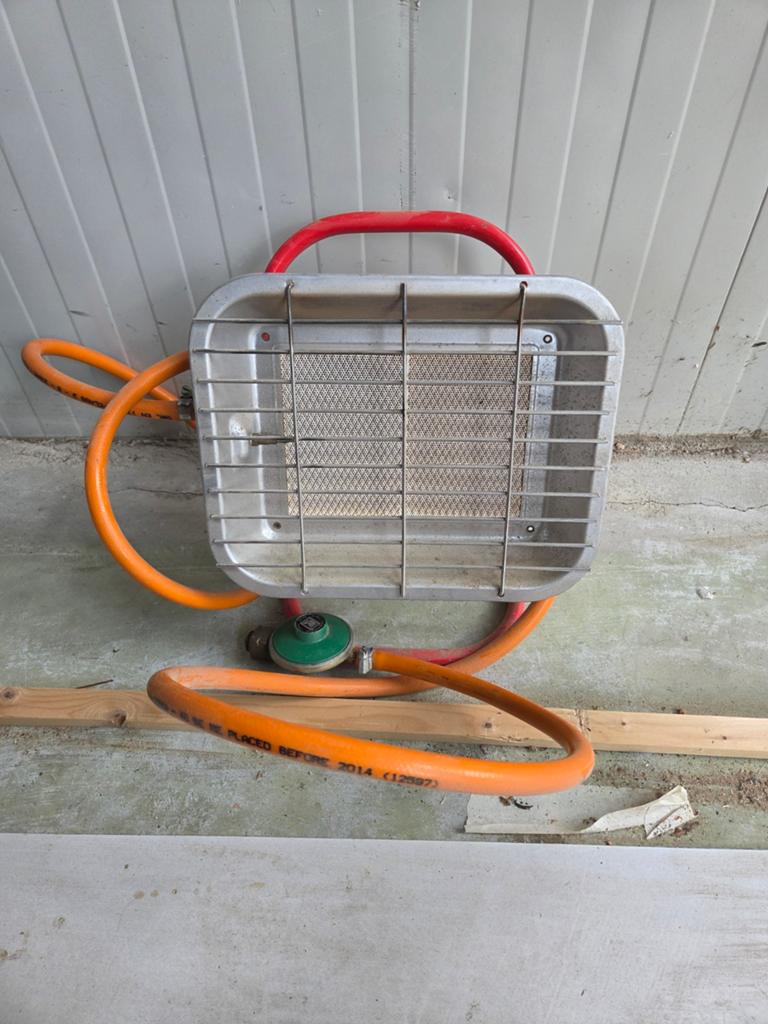 Compacte gaskachel met slang en drukregelaar, Huis en Inrichting, Kachels, Gebruikt, Gas, Ophalen of Verzenden, Vrijstaand