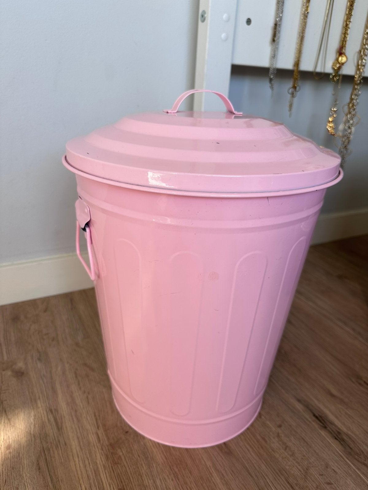 Roze metalen prullenbak met deksel – retro stijl – 42 cm, Ophalen, Gebruikt, 5 – 50