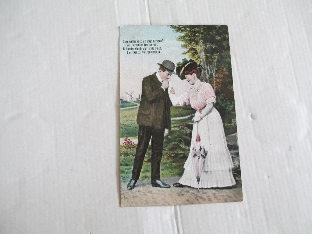 oude ansichtkaart stel - man geeft handkus met rijm, Ophalen of Verzenden, Voor 1920, Gelopen, Overige thema's