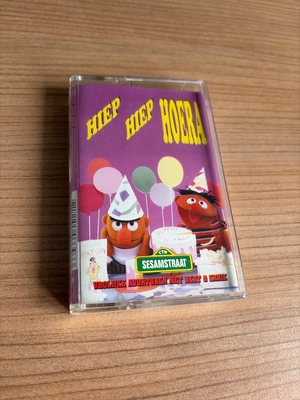 Hiep Hiep Hoera - Vrolijke avonturen met Bert & Ernie, Cd's en Dvd's, Cassettebandjes, Gebruikt, Kinderen en Jeugd, 1 bandje, Ophalen of Verzenden