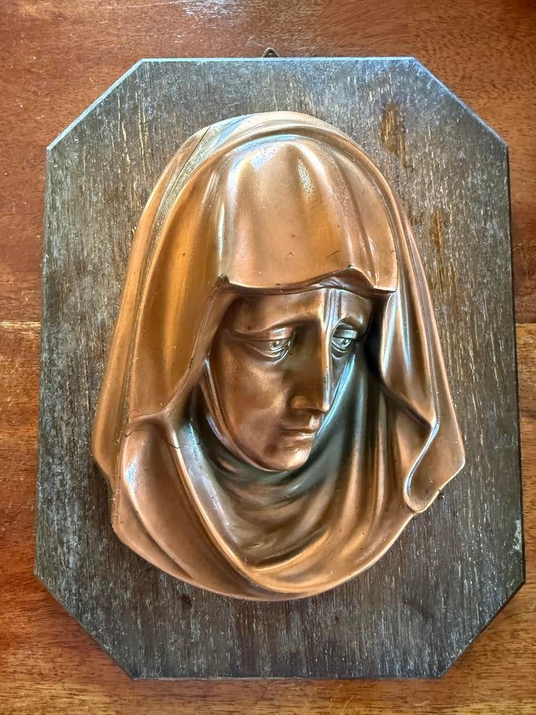 Antiek koperen Maria reliëf op houten paneel, Antiek en Kunst, Ophalen