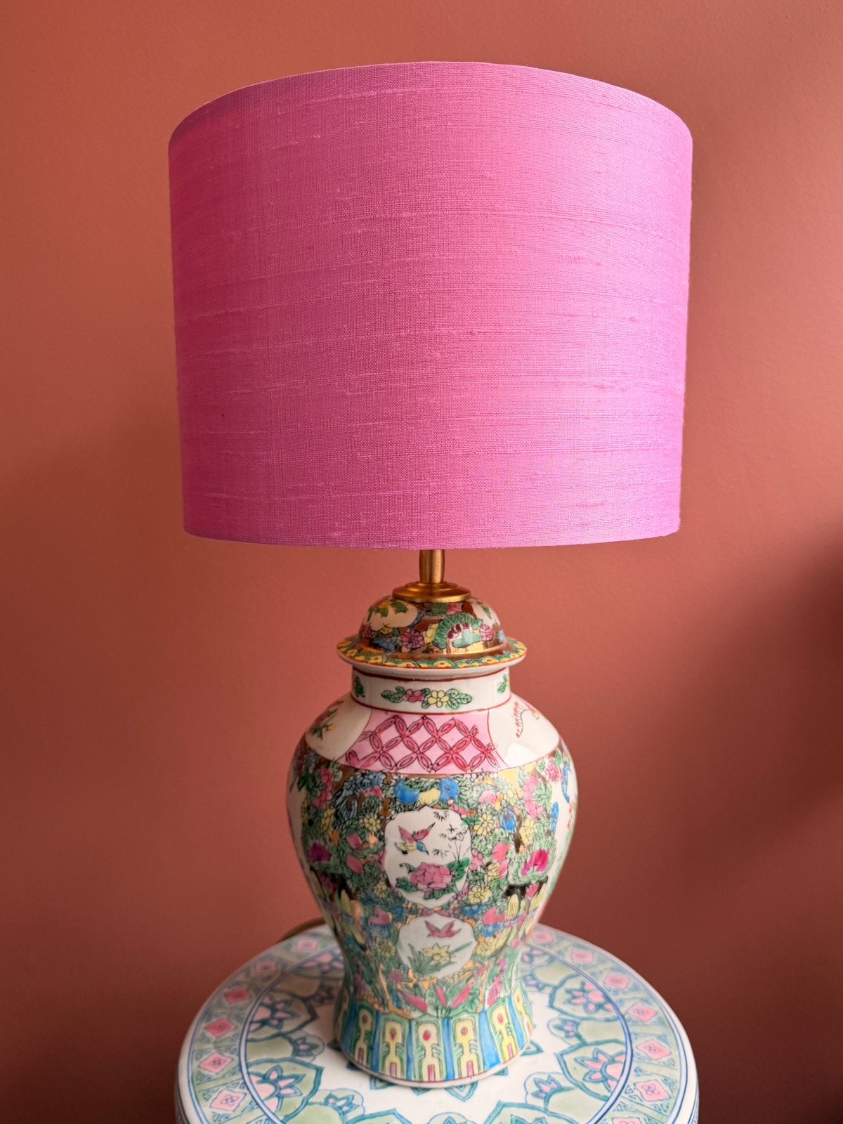 Chinese vaas-lamp met roze ruwe zijden kap dia 25, Meerkleurig, Ophalen of Verzenden, Nieuw, E27 (groot)