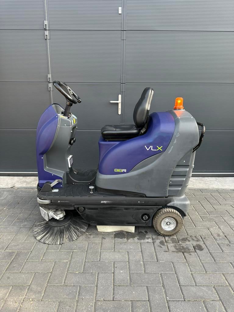 Tennant 818R veegmachine – zitmodel – accu, Ophalen of Verzenden, Zo goed als nieuw