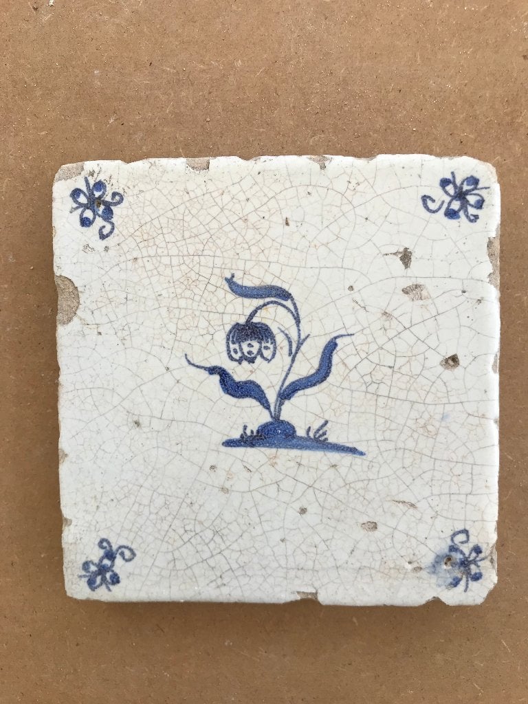 Tegel met bloem bodemvondst ca. 1700, Antiek en Kunst, Antiek | Keramiek en Aardewerk, Verzenden