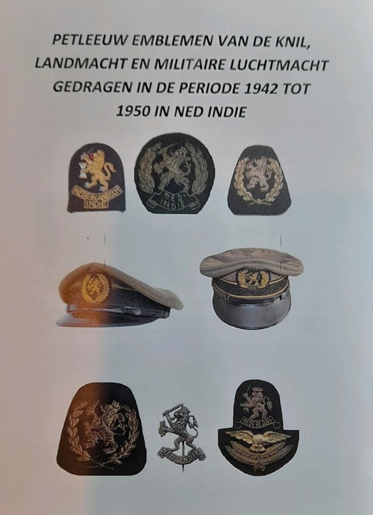 Overzicht petemblemen KNIL en ML KNIL, Verzamelen, Ophalen of Verzenden, Landmacht, Nederland, Boek of Tijdschrift