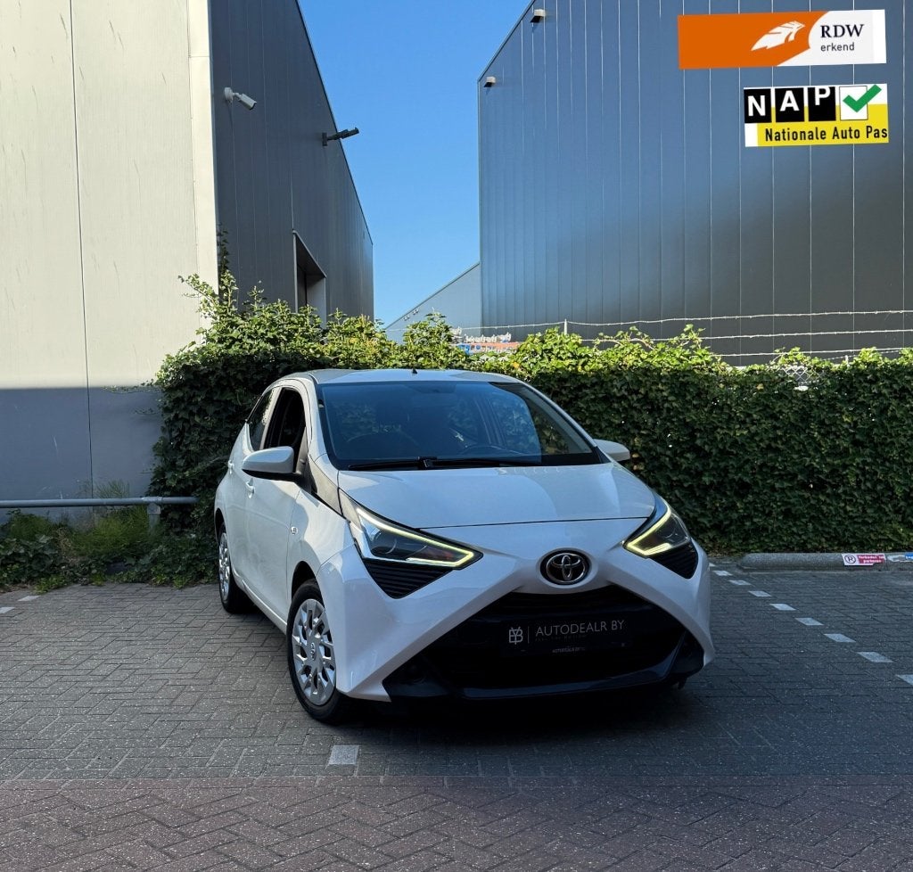 Toyota Aygo 1.0 VVT-i X-Play 5D/Camera/BTW Auto/1 Eig./Airco, Voorwielaandrijving, Stof, Zwart, 4 stoelen