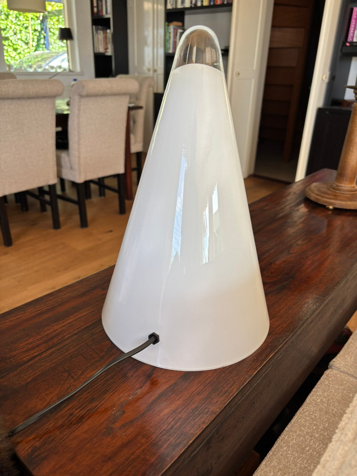 Melkglazen pyramide tafellamp 35cm hoog, Huis en Inrichting, Lampen | Tafellampen, Ophalen of Verzenden, Zo goed als nieuw, Minder dan 50 cm