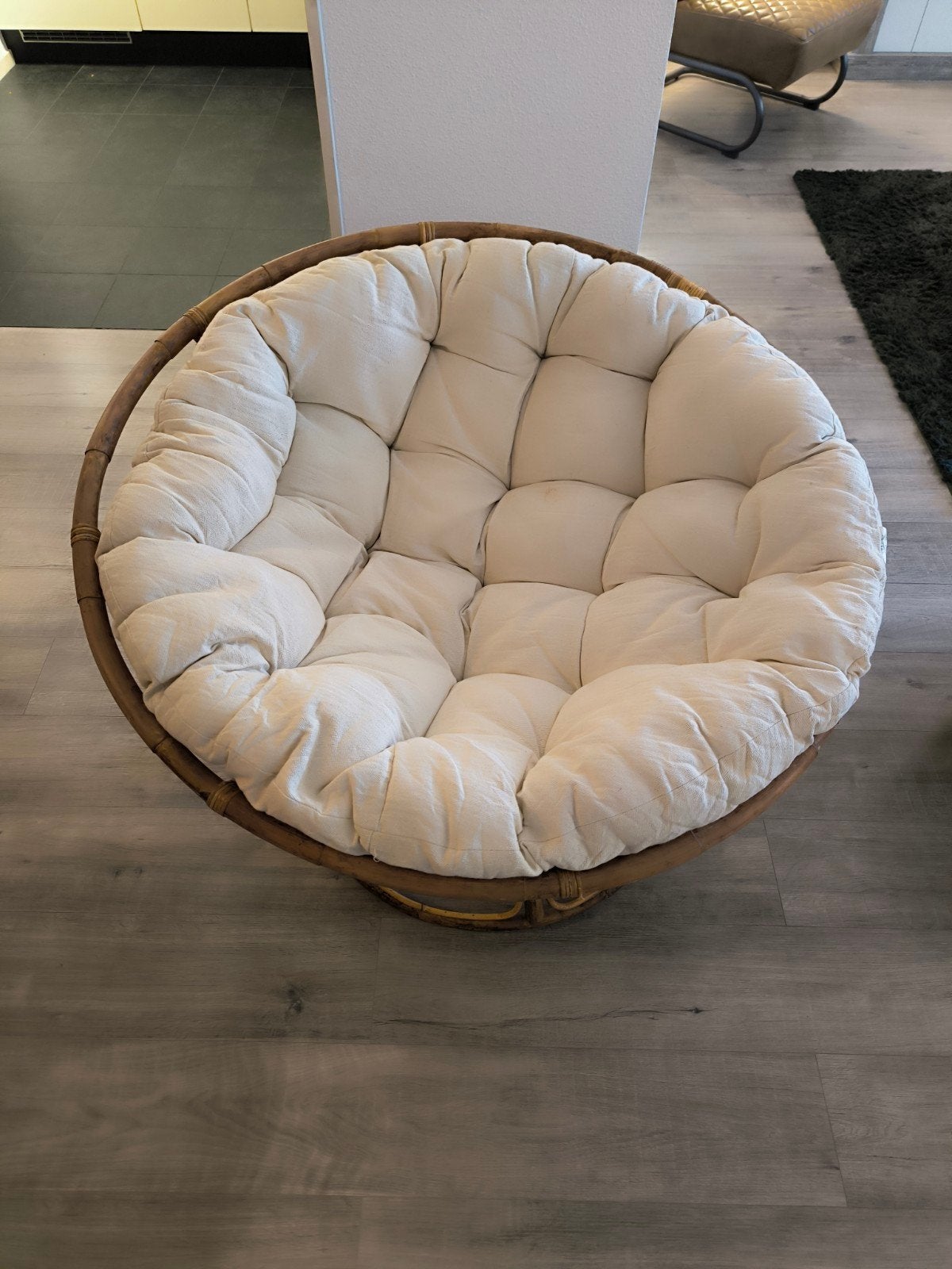 Ronde stoel met kussen - zo goed als nieuw (vlekje), Huis en Inrichting, Stoelen, Ophalen, Overige kleuren, Stof, Zo goed als nieuw