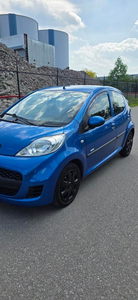 Peugeot 107 1.0 12V 5DR 2011 Blauw, Auto's, Voorwielaandrijving, 68 pk, Origineel Nederlands, Handgeschakeld