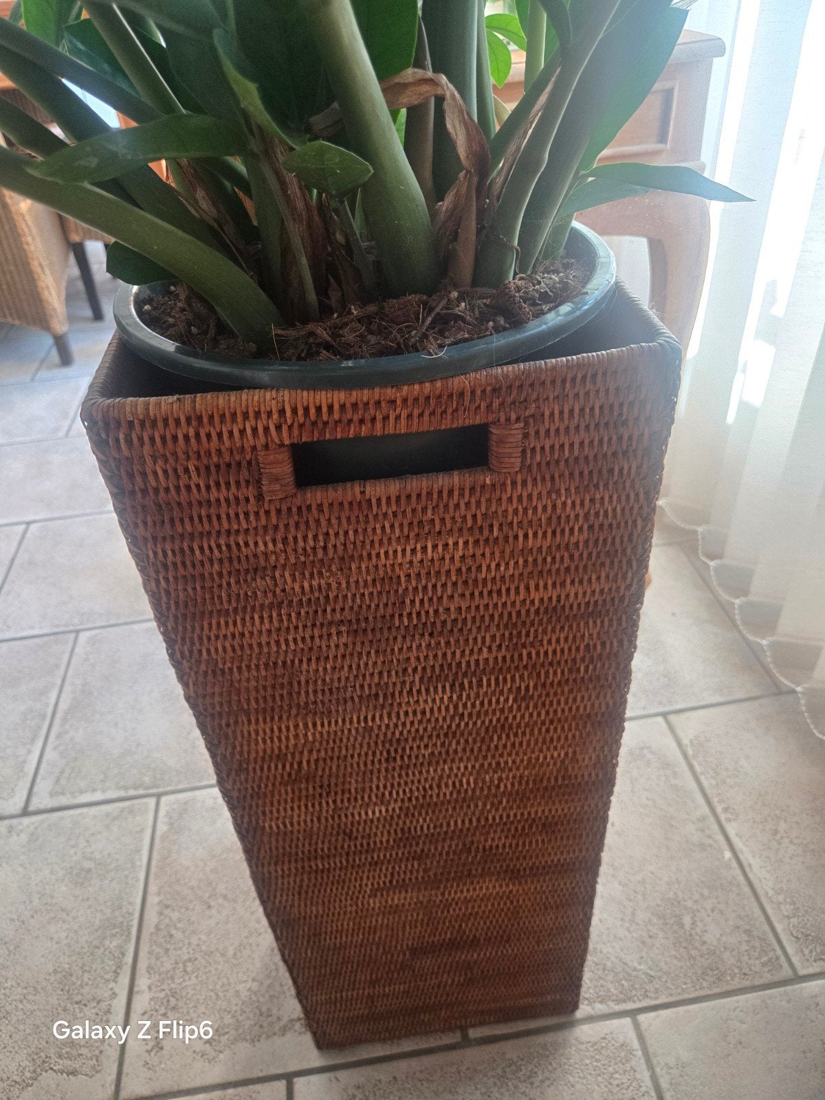 Hoge rieten plantenbak / wasmand, Huis en Inrichting, Woonaccessoires | Schalen en Manden, Ophalen of Verzenden, Gebruikt, Vierkant